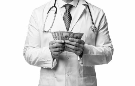 Ausgeschnittene Ansicht des Arztes zeigen medizinische Ausgaben isoliert auf weiß. Arzt zeigt Arztkosten im Studio. Arzt zeigt medizinische Kosten auf Hintergrund. Foto des Arztes zeigt Arztkosten.