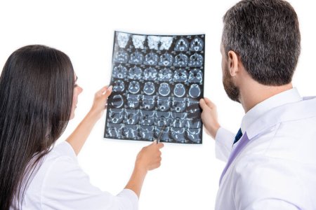 médecin en robe médicale tenir le cerveau aux rayons X par radiographie. médecin tenir une radiographie isolée sur blanc. docteur neurologue avec radiographie. médecin à l'hôpital regardant les soins de santé des films radiographiques. commandes pour une IRM.