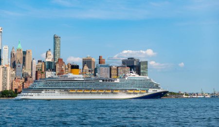Foto de Crucero Nueva York. Skyline of New York Manhattan cruising on the Hudson River cruise liner. Cruceros en Nueva York - Imagen libre de derechos