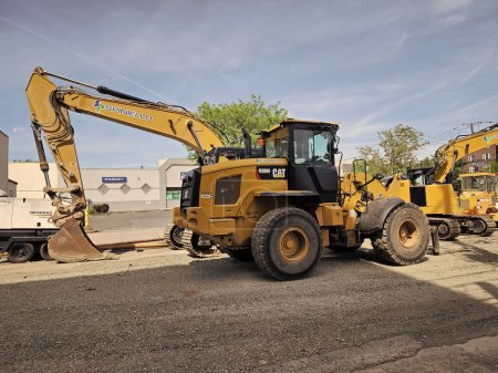 Foto de Nueva York, Estados Unidos - 07 de mayo de 2023: excavadora de gatos oruga o rastrillo mecánico excavadora, vista lateral. - Imagen libre de derechos