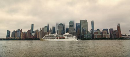 Kreuzfahrtschiff vor Manhattan in New York. Skyline von New York Manhattan auf dem Hudson River Kreuzfahrtschiff. Urlaub auf Kreuzfahrtschiff