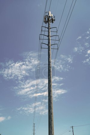 proveedor de electricidad. alimentación de la utilidad de pilón. líneas eléctricas. pilón produciendo energía. transmisión de tensión en la torre eléctrica. línea de alta tensión. subestación poderosa. megavatio.