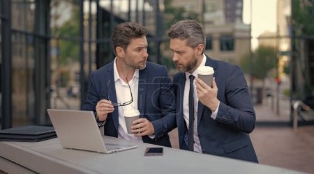 deux hommes pigistes ont des affaires en ligne. freelance hommes ont des affaires en ligne en plein air. les hommes pigistes ont des affaires en ligne avec ordinateur portable. photo de pigistes hommes ont des affaires en ligne.