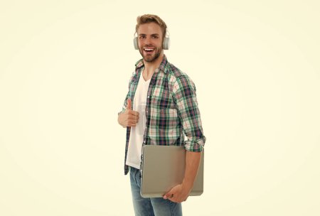 Millennial Man Student lächelt im Hintergrund. Millennial Man Student im Studio. Foto von Millennial Man Student mit Laptop. Millennial Man Student isoliert auf weiß.