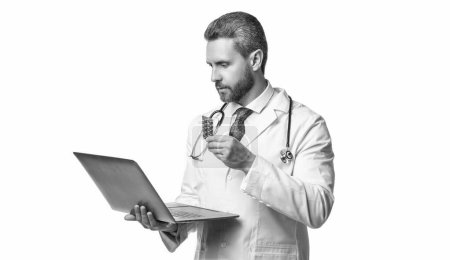 Arzt, der sich für die Gesundheit von Weißen einsetzt. Arzt bietet Gesundheit im Studio an. Arzt, der die Hintergründe erläutert. Foto von Arzt und Arzt mit Laptop.