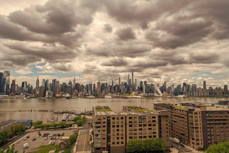 Téléchargez les photos : New York, États-Unis - 05 mai 2023 : paysage urbain New York skyline avec architecture de gratte-ciel avec ciel dramatique. - en image libre de droit