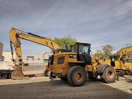 Foto de Ciudad de Nueva York, Estados Unidos - 07 de mayo de 2023: excavadora de gatos oruga o vehículo excavador, vista lateral. - Imagen libre de derechos