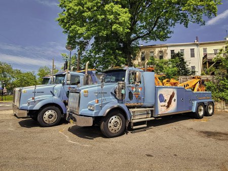 Téléchargez les photos : New York, États-Unis - Mai 09, 2023 : kenworth western star picker truck blue color, side view. - en image libre de droit