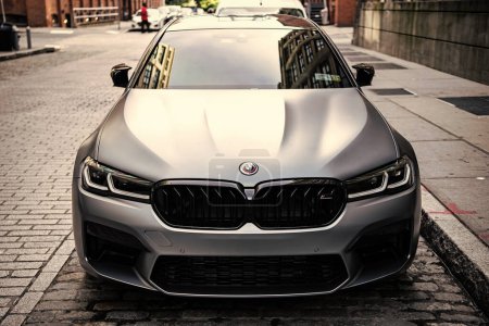 Foto de Ciudad de Nueva York, Estados Unidos - 15 de julio de 2023: BMW F90 M5 coche de color gris estacionado, vista frontal. - Imagen libre de derechos