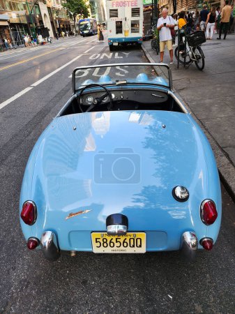 Foto de Ciudad de Nueva York, Estados Unidos - 06 de agosto de 2023: Austin Healey Sprite 1960 vintage sportscar convertible car, back view. - Imagen libre de derechos
