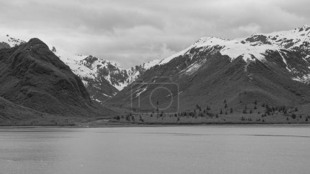 paysage glacé montagne avec des sommets enneigés. paysage paysage de montagne en Alaska. photo de paysage montagne dans la nature. montagne dans le paysage nature.
