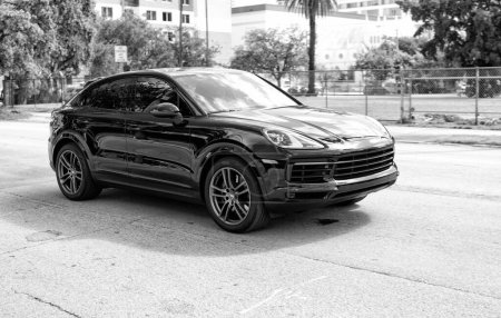 Téléchargez les photos : Miami Beach, Floride États-Unis - 15 avril 2021 : Porsche Cayenne noire, vue de coin. voiture sport crossover. - en image libre de droit