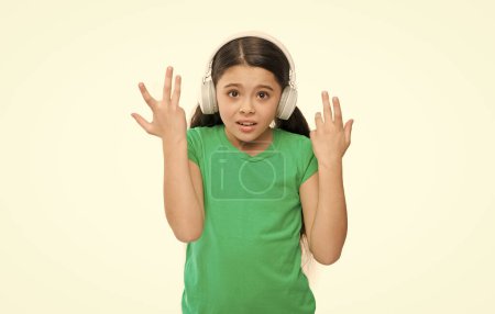 Téléchargez les photos : À l'école. Protéger les oreilles en développement. bonne enfance. enfant elearning dans casque. La technologie moderne a influencé la façon dont nos enfants jouent. les meilleurs écouteurs petite fille écouter de la musique. - en image libre de droit
