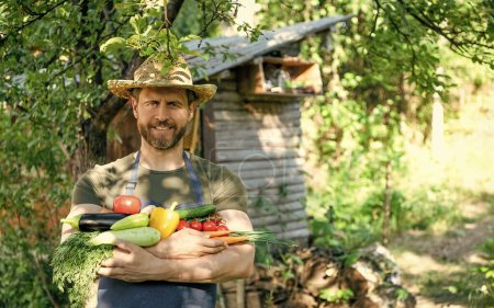 hombre en sombrero de paja mantenga verduras frescas maduras. alimentos ecológicos.