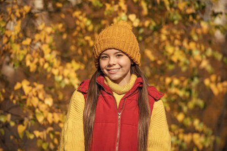 Téléchargez les photos : Visage de heureux adolescent enfant à l'école temps de plein air en automne saison. - en image libre de droit