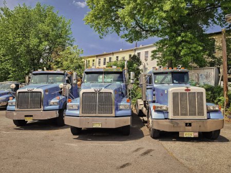 Téléchargez les photos : New York, États-Unis - Mai 09, 2023 : kenworth western star picker truck blue color tree vehicles, front view. - en image libre de droit