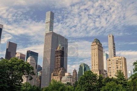 central park of new york in midtown Manhattan États-Unis wtih Skyscraper building scape.