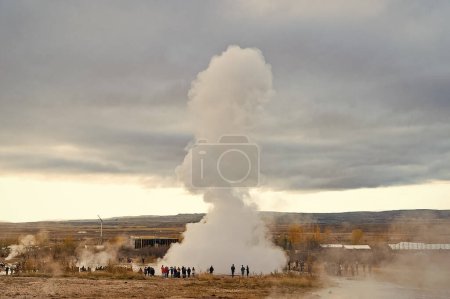 Téléchargez les photos : Geysir, Islande - 15 octobre 2017 : geyser icelandique strokkur nature en éruption géothermique geysir. - en image libre de droit