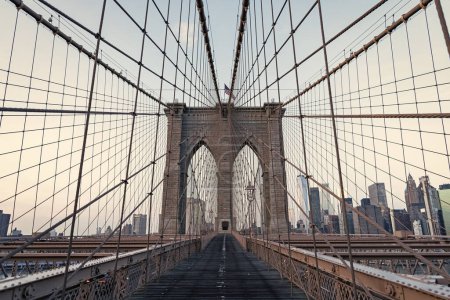 Téléchargez les photos : Brooklyn point de repère. Pont de Brooklyn à ny, Etats-Unis. Pont de Brooklyn de New York. pont de New York reliant Manhattan à Brooklyn. Attraction touristique populaire. architecture urbaine de la ville de New York. - en image libre de droit
