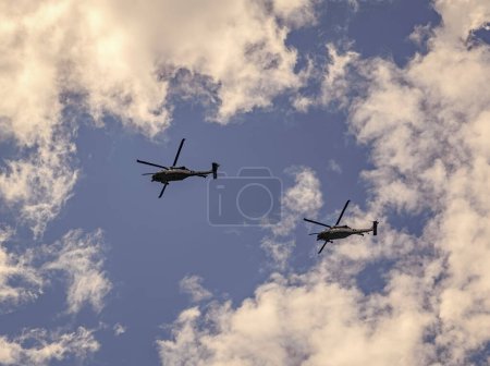 dos helicópteros rotorcraft. helicóptero de policía. Heli vuelo helicóptero. Aventura en helicóptero. helicóptero volando en el cielo.