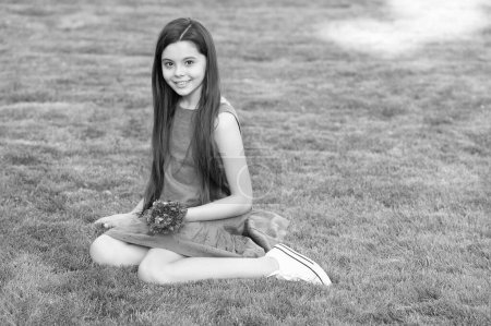 Téléchargez les photos : Girl sitting on grass. happy teen girl. teenager girl outdoor. - en image libre de droit