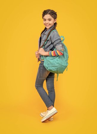 Glückliches Mädchen mit Rucksack, Bildung. Teen Mädchen gelben Hintergrund. Schulbildung. Informelle und informelle Bildung.