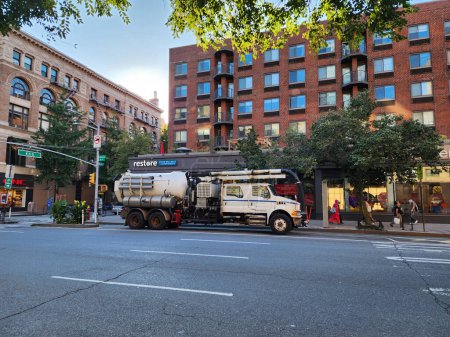 Téléchargez les photos : New York, États-Unis - septembre 01, 2023 : Camion nettoyeur d'égouts extérieur dans la rue, vue latérale. - en image libre de droit