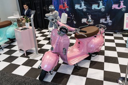 Foto de Nueva York, Estados Unidos - 27 de marzo de 2024: Scooter eléctrico Retro Aventura-X de estilo Vespa de color rosa en el Salón Internacional del Automóvil de Nueva York, vista lateral. - Imagen libre de derechos