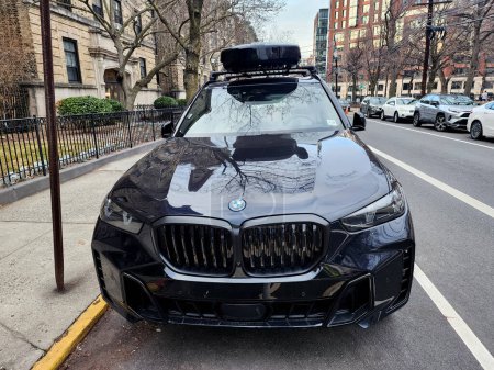 Téléchargez les photos : New York, États-Unis - 10 février 2024 : BMW X5 avec coffre-fort garé à l'extérieur, vue de face. - en image libre de droit