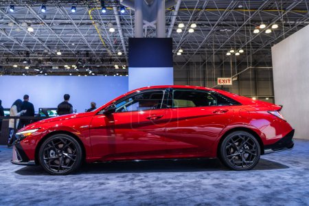 Téléchargez les photos : New York, États-Unis - 27 mars 2024 : Hyundai Elantra N Line voiture rouge cicatrice sportive au Salon international de l'auto de New York, vue de côté. - en image libre de droit