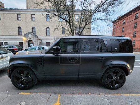 Téléchargez les photos : New York, États-Unis - 18 mars 2024 : Land Rover Defender noir mat extérieur, vue latérale. - en image libre de droit