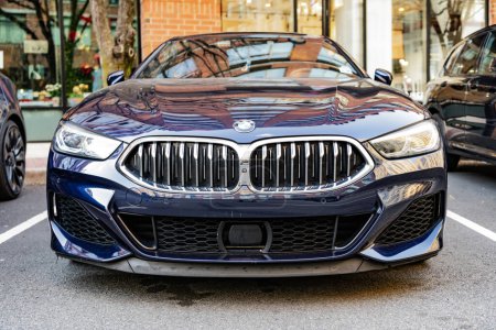Téléchargez les photos : New York, États-Unis - 15 mars 2024 : BMW 8 modern car stationné à l'extérieur, vue de face. - en image libre de droit