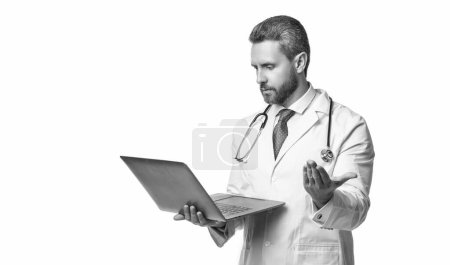 Arzt mit Laptop, Kopierraum. Arzt, der für Gesundheit eintritt, isoliert auf weiß. Arzt bietet Gesundheit im Studio an. Arzt referiert über Hintergründe.