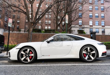 Téléchargez les photos : New York, États-Unis - 31 mars 2024 : Porsche 992 Sportscar stationnée à l'extérieur, vue latérale. - en image libre de droit