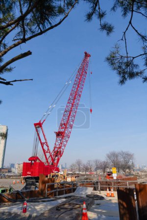 Téléchargez les photos : New York, États-Unis - 14 mars 2024 : Grue de chantier Manitowoc au site industriel couleur rouge. - en image libre de droit