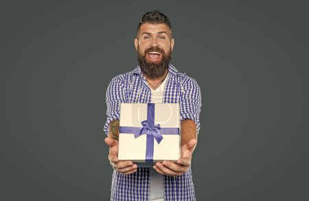 Téléchargez les photos : Mature choqué barbu homme avec cadeau boîte sur fond gris. - en image libre de droit