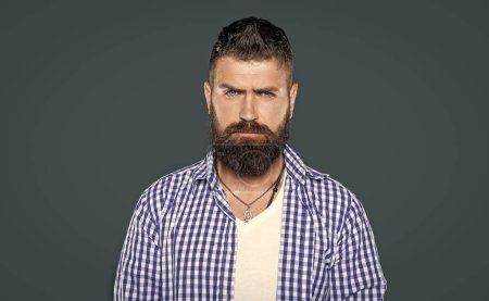 Téléchargez les photos : Homme hipster barbu porter chemise à carreaux sur fond gris. - en image libre de droit