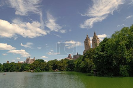 Belle vue sur le réservoir Jacqueline Kennedy Onassis dans le parc urbain. paysage urbain de manhattan ny du parc central. Nyc et Manhattan. Central Park de New York. oasis urbaine à New York.