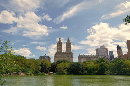 Central Park de New York. Belle vue sur le réservoir Jacqueline Kennedy Onassis dans le parc urbain. paysage urbain de manhattan ny du parc central. Nyc et Manhattan. Célèbre pour ses monuments.