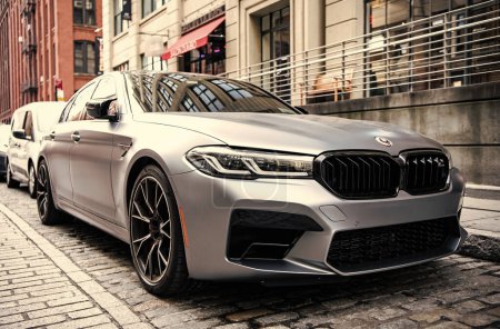 Foto de Ciudad de Nueva York, Estados Unidos - 15 de julio de 2023: BMW F90 M5 vehículo de color gris estacionado, vista de esquina. - Imagen libre de derechos