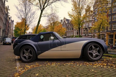 Téléchargez les photos : Amsterdam, Pays-Bas - 15 novembre 2021 : Wiesmann GT MF5 roadster vintage convertible classic sport car stationné en automne, vue latérale. - en image libre de droit
