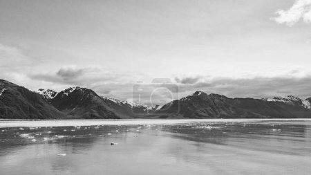 Gletscherbucht in wunderschöner Natur. Gebirgsküste natürliche Landschaft. Hubbard Glacier Natur in Alaska, USA. Landschaftlich reizvoller Blick auf grüne Berghänge mit schneebedeckten Berggipfeln Gletscher Eismeer Ozean Natur.