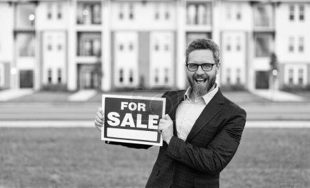 heureux homme agent immobilier tenir conseil à vendre propriété. vente propriété par agent immobilier en plein air. agent immobilier avec à vendre conseil. vente propriété par agent immobilier.
