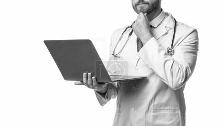 Arzt bietet Gesundheit im Studio an. Arzt, der die Hintergründe erläutert. Arzt und Arzt mit Laptop. Arzt wirbt für Gesundheit isoliert auf weiß.