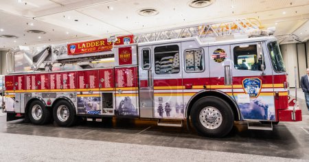 Foto de Nueva York, Estados Unidos - 27 de marzo de 2024: Camión de bomberos FDNY Ladder 343 from Ferrara Fire Apparatus at New York International Auto Show, side view. - Imagen libre de derechos