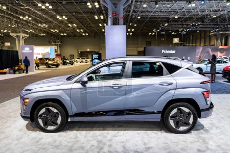 Téléchargez les photos : New York, États-Unis - 27 Mars, 2024 : 2025 Hyundai Kona electric car at New York International Auto Show, side view. - en image libre de droit