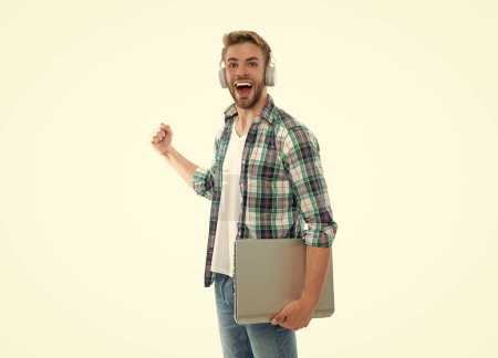 Foto des Millennial Man Studenten mit Laptop und Kopfhörer. Millennial Man Student isoliert auf weiß. Millennial Man Student im Hintergrund. Millennial Man Student im Studio.