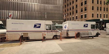 Foto de Nueva York, Estados Unidos - 04 de junio de 2023: Camiones de reparto USPS estacionados en el edificio.. - Imagen libre de derechos