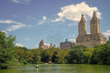 Nyc et Manhattan. Central Park de New York. Belle vue sur le réservoir Jacqueline Kennedy Onassis dans le parc urbain. paysage urbain de manhattan ny du parc central. Évasion sereine au milieu de la ville.
