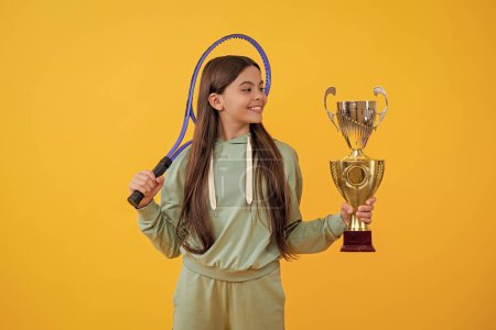 Teenager-Badmintonspielerin. Teen Girl Champion auf dem Tennisplatz. Sportmeisterin im Badminton. Mädchen feiert als Tennis-Turnier-Champion. Meister im Tennis. Badmintonschläger.